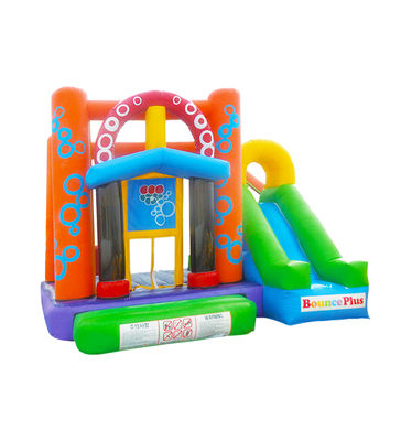 রঙিন বৃত্তাকার নিদর্শন সহ প্রাপ্তবয়স্ক inflatable কাসল