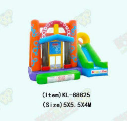 রঙিন বৃত্তাকার নিদর্শন সহ প্রাপ্তবয়স্ক inflatable কাসল