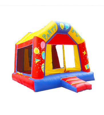 দুটি স্বচ্ছ জানালা সহ বড় প্রবেশদ্বার inflatable কাসল