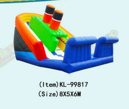সাদা স্লাইডিং পৃষ্ঠের সাথে কমলা এবং সবুজ inflatable স্লাইড