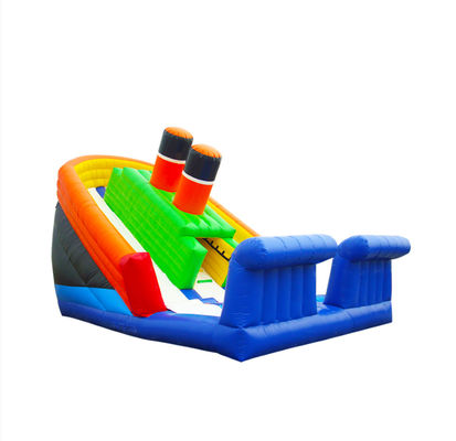 সাদা স্লাইডিং পৃষ্ঠের সাথে কমলা এবং সবুজ inflatable স্লাইড