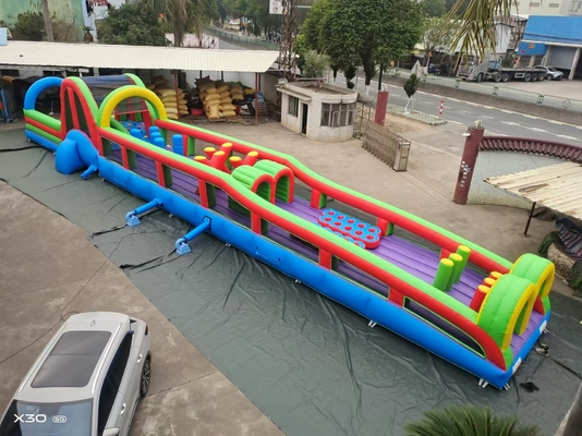রামধনু-রঙিন প্রাণবন্ত ইনফ্ল্যাটেবল বাধা কোর্স, যা খেলাধুলার জন্য মজাদার