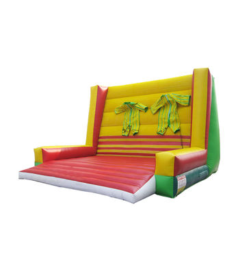 আকর্ষণীয় বাতাসযুক্ত আঠালো প্রাচীরের আকর্ষণ যা দুটি স্যুট সহ রয়েছে