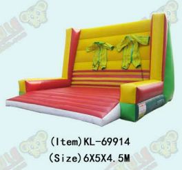 আকর্ষণীয় বাতাসযুক্ত আঠালো প্রাচীরের আকর্ষণ যা দুটি স্যুট সহ রয়েছে